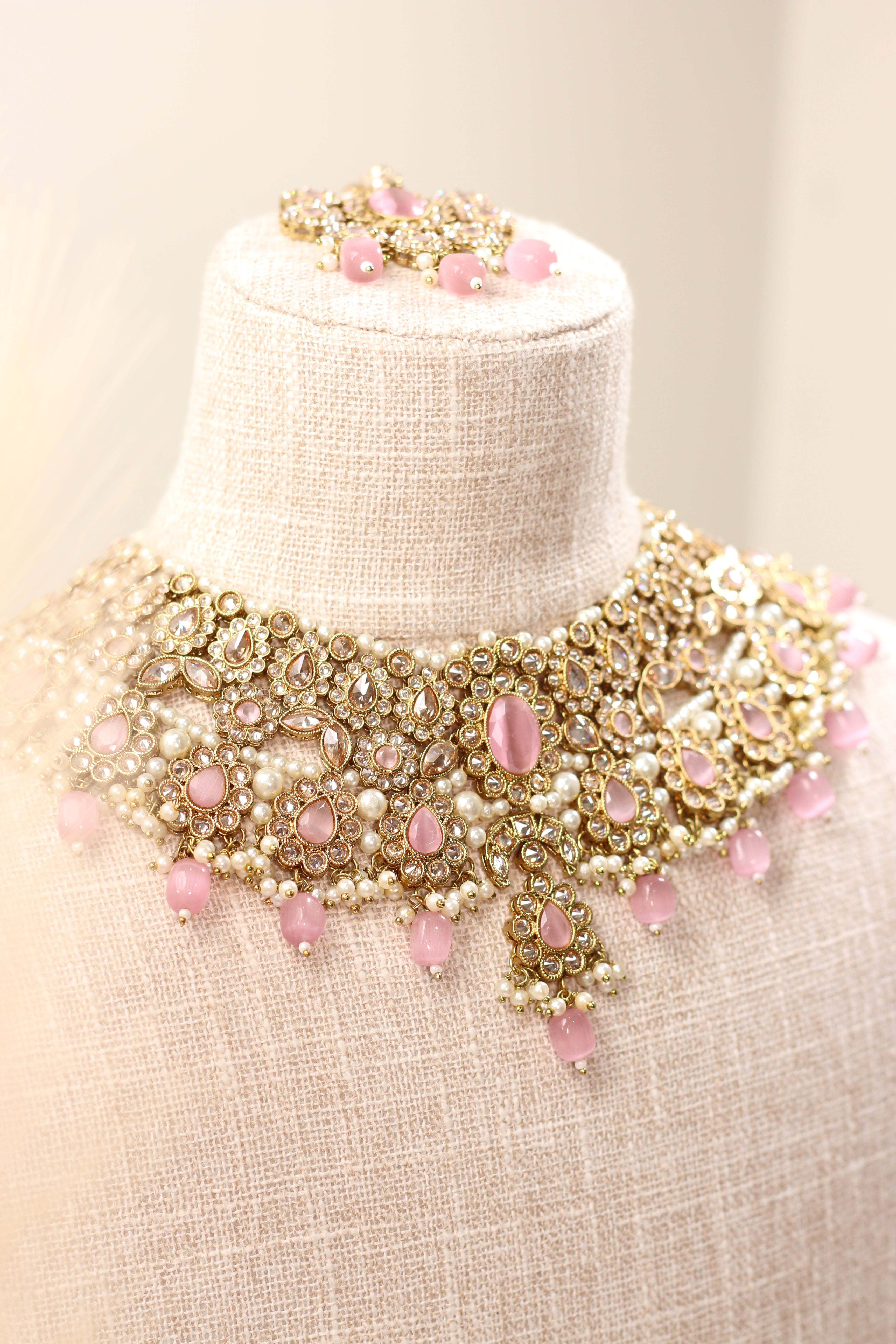 Indian Bridal - Stone good Set In A Gold Colored Base Embellished With Beadwork In Hot Pink